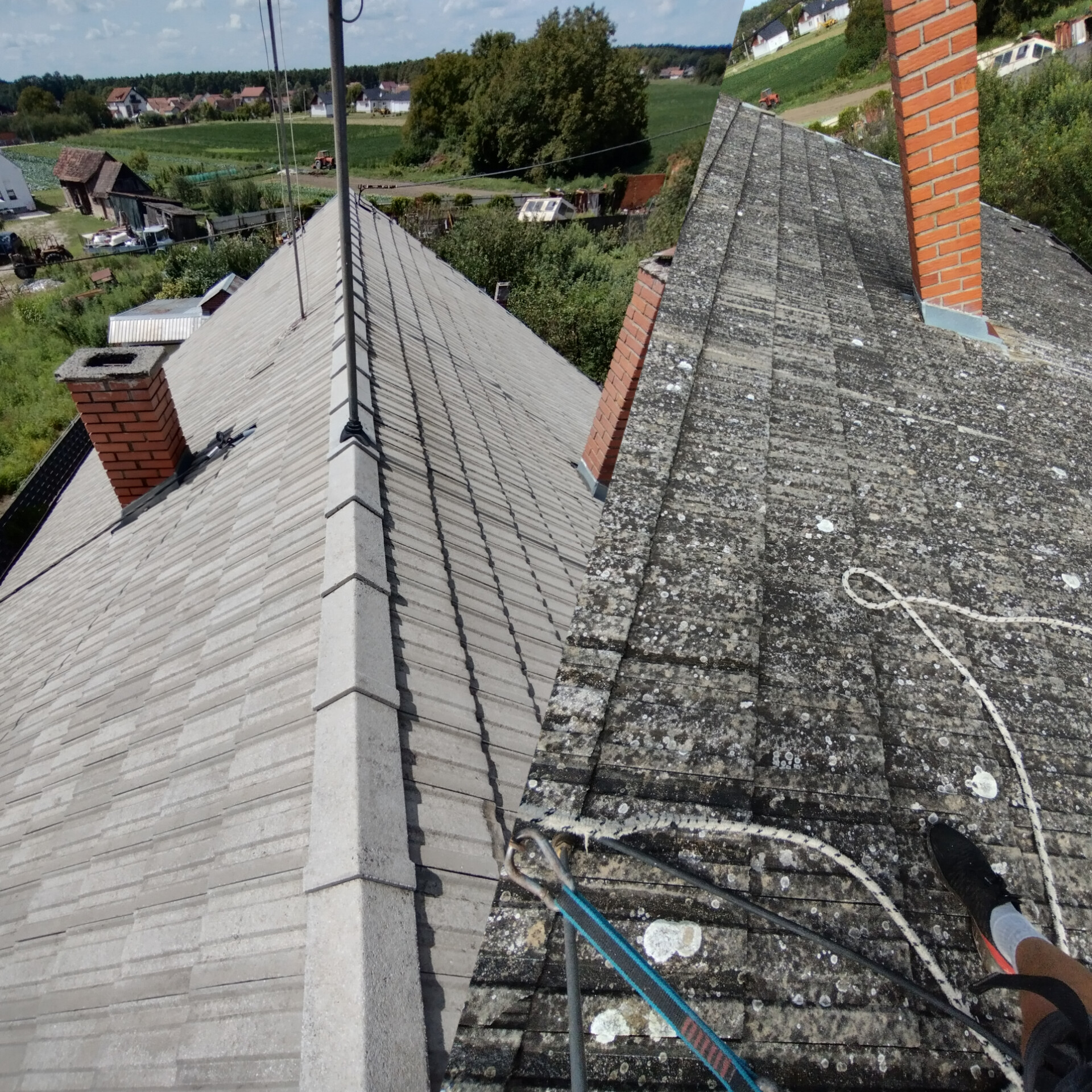 Čišćenje krova na obiteljskoj kući u Gunji