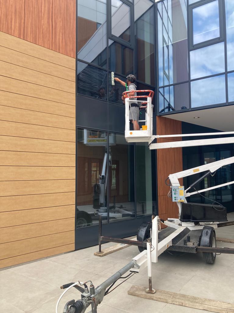 Čišćenje stakala uz primjenu dizala na Gradskoj knjižnici u Vinkovcima