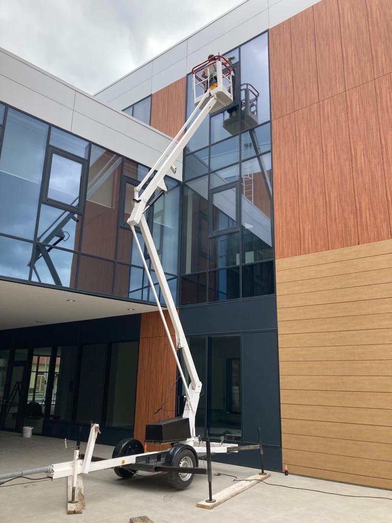 Čišćenje stakala uz primjenu dizala na Gradskoj knjižnici u Vinkovcima