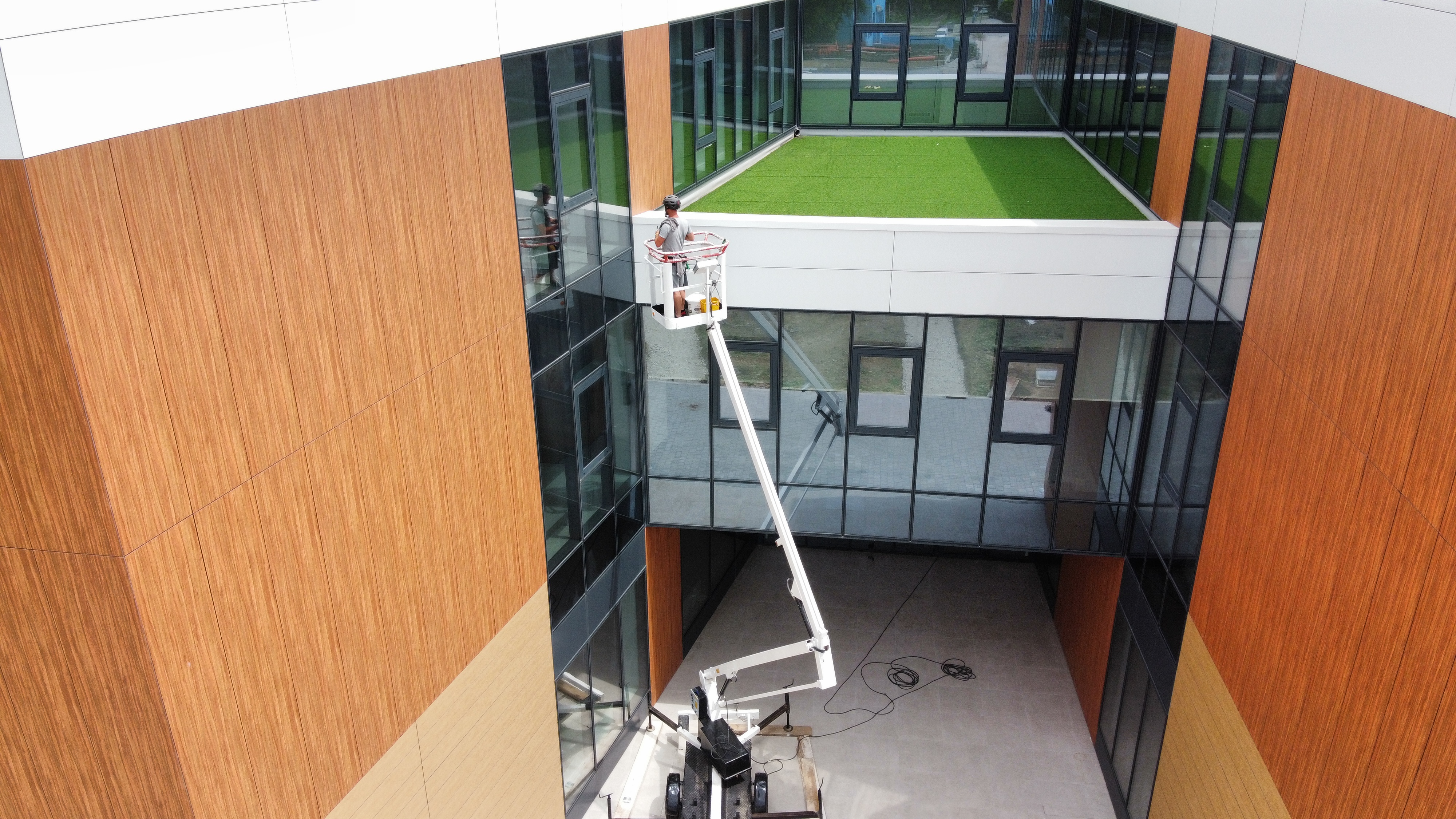 Čišćenje stakala uz primjenu dizala na Gradskoj knjižnici u Vinkovcima