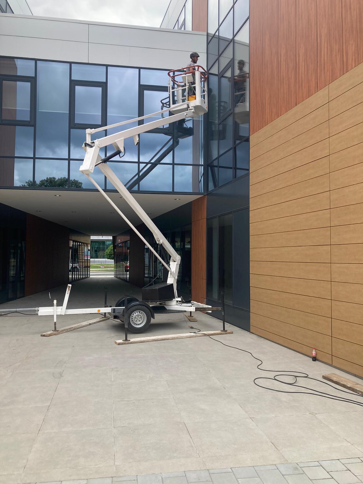 Čišćenje stakala uz primjenu dizala na Gradskoj knjižnici u Vinkovcima