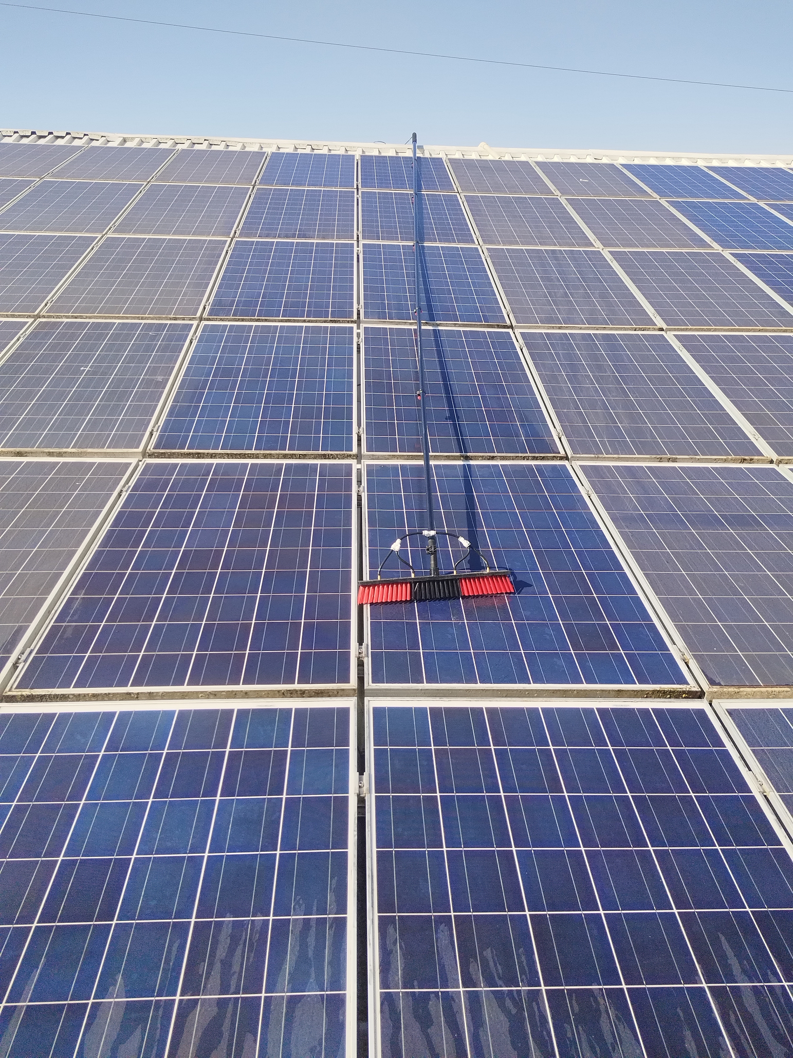 Pranje solarnih panela na poslovnom objektu u Ivankovu