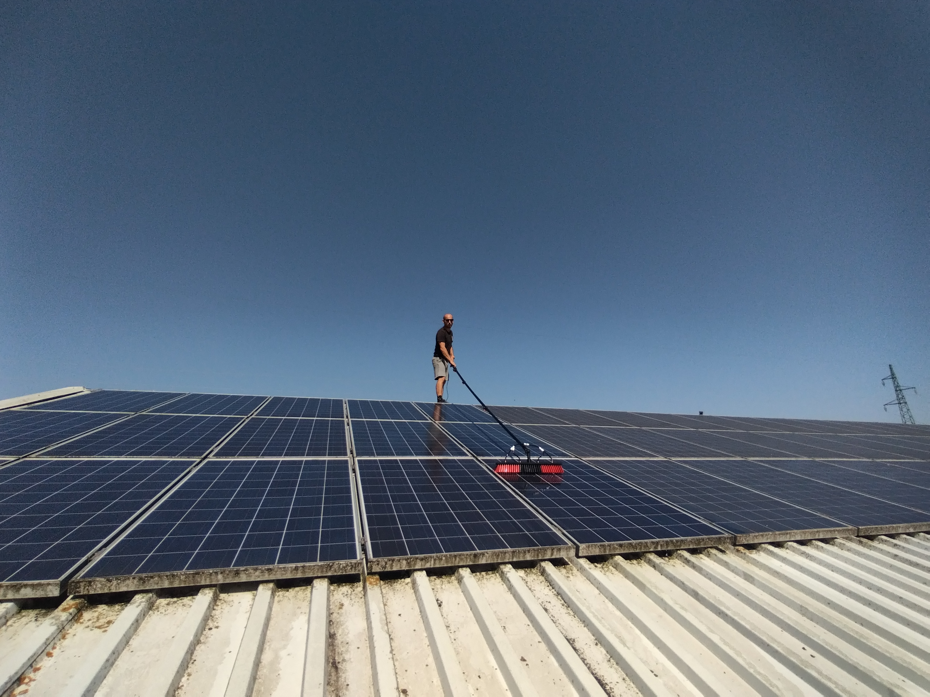 Pranje solarnih panela na poslovnom objektu u Slavonskom Brodu