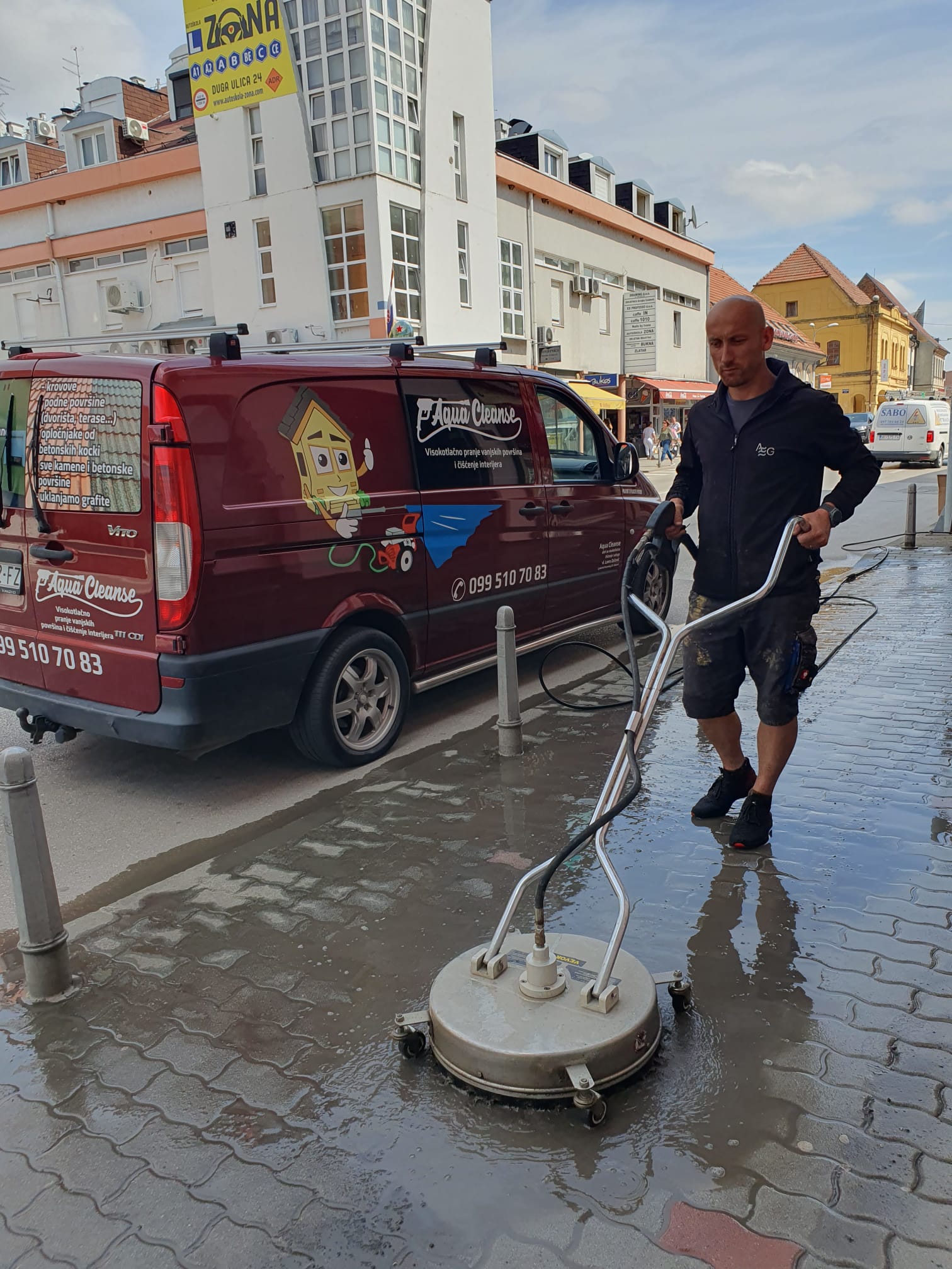 Čišćenje poda ispred banke u Vinkovcima